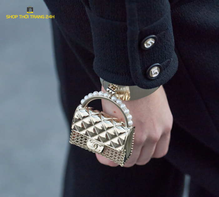 mẫu túi xách nhỏ gọn gắn vòng tay của Chanel